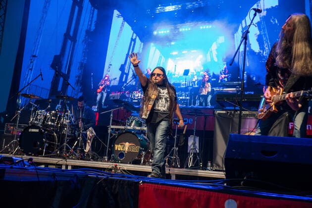 Bilder des Jahres 2020, Entertainment 05 Mai Die Veranstaltung Autokonzert mit den Bands Voltbeat und Purple Haze fand am Freitag (15.05.2020) auf den Bauernfestgelände in Blieskastel statt. Im Bild: Mitglieder der Band Purple Haze . *** The event car concert with the bands Voltbeat and Purple Haze took place on Friday 15 05 2020 on the farmers festival area in Blieskastel In the picture members of the band Purple Haze bub