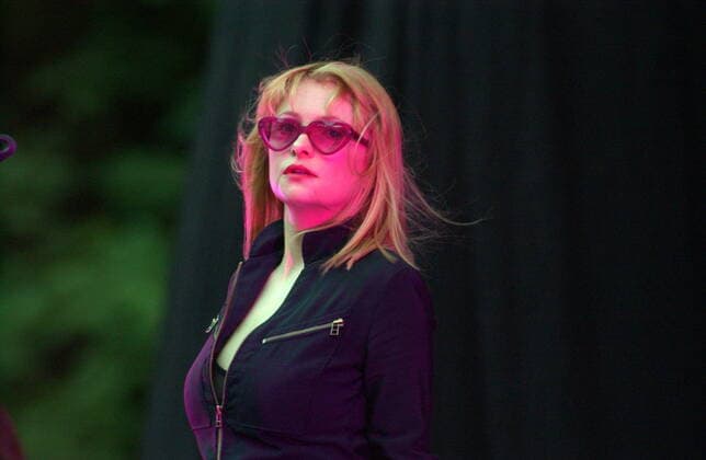 1 Konzert: Goldfrapp in der Berliner Waldbühne, Saengerin Alison Goldfrapp, Open Air, herzförmige Brille, herzförmig, rosarote Sonnenbrille, Electro, Electronic, Musik, quer, halbtotale, medium, horizontal, Berlin Deutschland, Germany *** 1 Concert Goldfrapp in the Berlin Waldbühne, singer Alison Goldfrapp, open air, heart-shaped glasses, heart-shaped, rose-coloured sunglasses, electro, electronic, music, t.s., semi-total, medium, horizontal, Berlin Germany, Germany Copyright: xBRIGANI-ART HEINRICHx BriganiArt_00101602_00101602