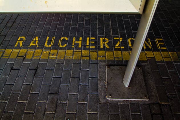bürgersteig,raucherbereich *** pavement,smoking area frc-hxu