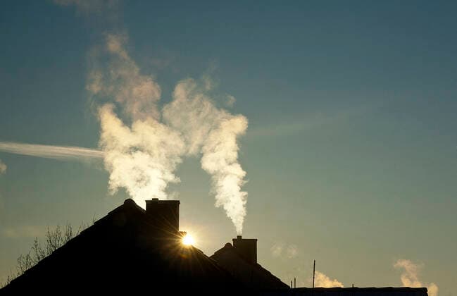 IMAGO Nature: Unsere Erde, Umweltverträgliche Herausforderungen, Kohlendioxid wohnhaus,schornstein,rauch *** house,smoke stack,smoke fse-32d