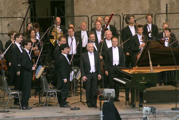 1 Konzert: Berliner Philharmoniker unter Claudio Abbado, & Maurizio Pollini, (Pianist), in der Berliner Waldbühne, Zuschauer, Fans Publikum, Klassik, Oper, Musik, Berlin Deutschland, Germany *** 1 concert Berlin Philharmonic under Claudio Abbado, Maurizio Pollini, pianist, in the Berlin Waldbühne, spectators, fans, audience, classical music, opera, music, Berlin Germany, Germany Copyright: xBRIGANI-ART HEINRICHx BriganiArt_00158903_00158903