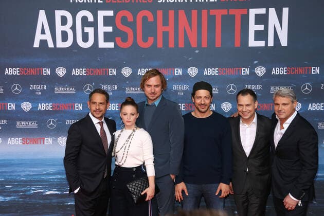 15 (L-R) Moritz Bleibtreu,Jasna Fritzi Bauer, Lars Eidinger, Fahri Yardim, Sebastian Fitzek und Michael Tsokos bei der Deutschlandpremiere von Abgeschnitten im Zoopalast am 09.10.2018 in Berlin. Berlin Deutschland, Germany Copyright: xPOP-EYE Buggex 10105287_abgeschnitten043