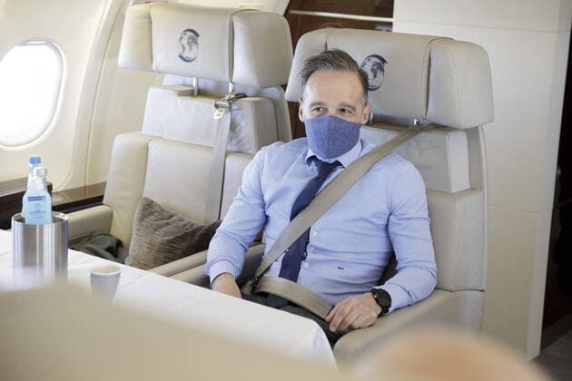 News Bilder des Tages Bundesaussenminister Heiko Maas, SPD, traegt, an Bord eines Luftwaffen Airbus, eine Nasen-Mundschutzmaske. 16.05.2020 Schengen Luxemburg