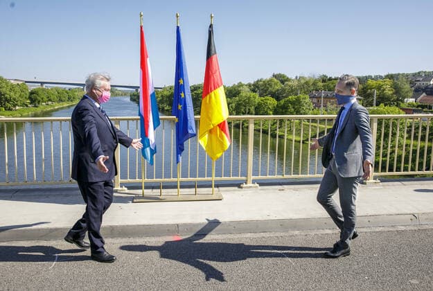 Bilder des Jahres 2020, News 05 Mai News Bilder des Tages Bundesaussenminister Heiko Maas, SPD, und der Aussenminister von Luxemburg, Jean Asselborn, treffen sich auf einer Moselbruecke zwischen den Staedten Perl und Schengen, und eroeffnen die gemeinsame Grenze, nach der coronabedingten Schliessung, wieder. 16.05.2020 Schengen Luxemburg *** Federal Foreign Minister Heiko Maas, SPD, and the Foreign Minister of Luxembourg, Jean Asselborn, meet on a bridge over the Moselle between the cities of Perl and Schengen, and reopen the common border after the closure of the corona, 16 05 2020 Schengen Luxembourg Copyright: xThomasxImo photothek.netx