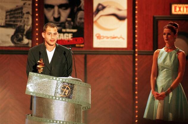 7 Moritz Bleibtreu, Filmband in Gold als bester Nebendarsteller in dem Film Knockin on Heaven s Door , überreicht von Ester Schweins, Deutscher Filmpreis 1997, *** 7 Moritz Bleibtreu, Filmband in Gold as best supporting actor in the film Knockin on Heaven s Door, presented by Ester Schweins, German Film Prize 1997, Copyright: xPOP-EYE moxhübenerx 00008669_00008669