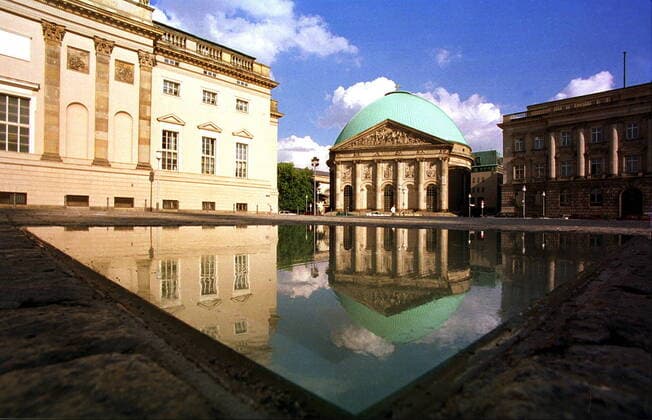7 Denkmal zur Bücherverbrennung auf dem Bebelplatz, Staatsoper unter den Linden, Katholische Kirche, Tag, Spiegelung, Stadt Berlin, im beleuchteten Raum unter dem Straßenpflaster befinden sich leere Bücherregale die die Menge der am 10. Mai 1933 von den Nationalsozialisten verbrannten Bücher fassen würden, *** 7 Monument to the Book Burning on Bebelplatz, Staatsoper unter den Linden, Catholic Church, Tag, Spiegelung, City of Berlin, in the illuminated room under the pavement are empty bookshelves that would hold the quantity of books burned by the Nazis on 10 May 1933, Copyright: xPOP-EYE moxhübenerx 00009451_00009451