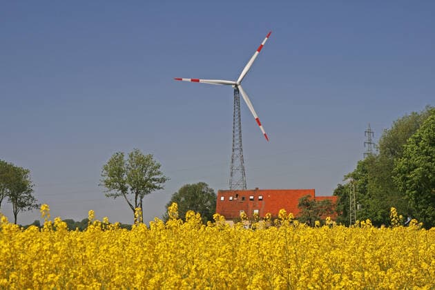 IMAGO Creative: Landleben, Mit Nachhaltigkeit grün auf dem Land leben energie,windrad *** energy,pinwheel g1e-6y