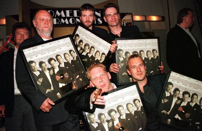 27 Comedian Harmonists 98: Verleihung der Goldenen Schallplatte an Josef Vilsmaier und die Hauptdarsteller des Films: Kai Wiesinger, Heinrich Schafmeister, Ben Becker und Heino Ferch, v. l. n. r., ganz links der ehemalige EMI- Geschäftsführer Helmut Fest, Musik, Film- musik, Schauspieler, actor, Regisseur, Goldene, *** 27 Comedian Harmonists 98 Award of the Golden Record to Josef Vilsmaier and the main actors of the film Kai Wiesinger, Heinrich Schafmeister, Ben Becker and Heino Ferch, from left to right, on the far left the former EMI managing director Helmut Fest, music, film music, actor, director, Golden Record, Copyright: xPOP-EYE Morlokx 00014219_00014219