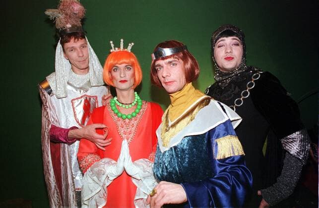 27 Schwof bei Hof 98: v. lks elisa Beth, Ovo Maltine, Lena, BeV StroganoV (Modedesigner) zum Geburtstag des Prinz Eisenherz Buchladens, Berliner Tuntenszene, Tunten, Tunte, Pagen, Knappen, Ritter, bunte Kostüme, Kostüm, Verkleidung, Partypeople, Designer, Mittelalter, *** 27 Schwof bei Hof 98 v lks elisa Beth, Ovo Maltine, Lena, BeV StroganoV Fashion designer for the birthday of the Prince Eisenherz bookstore, Berlin faggot scene, faggots, faggot, pageboys, squires, knights, colorful costumes, costume, disguise, party people, designer, medieval Copyright: xPOP-EYE Morlokx 00017200_00017200