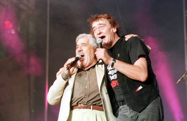 27 Konzert 99: Die Puhdys, Sänger Dieter Maschine Birr mit dem Schauspieler Mario Adorf, Gratulant, 30jähriges Jubiläum, Bühnenjubiläum, Duett, in der Berliner Waldbühne, Ostdeutsche, Ostrock, Rock, Ost, Ostalgie, Ost-Kult, Musik, Open Air, *** 27 Concert 99 Die Puhdys, singer Dieter Maschine Birr with the actor Mario Adorf, congratulations, 30th anniversary, stage anniversary, duet, in the Berlin Waldbühne, East German, East rock, rock, East, Eastalgia, East cult, music, open air, Copyright: xPOP-EYE Morlokx 00019311_00019311
