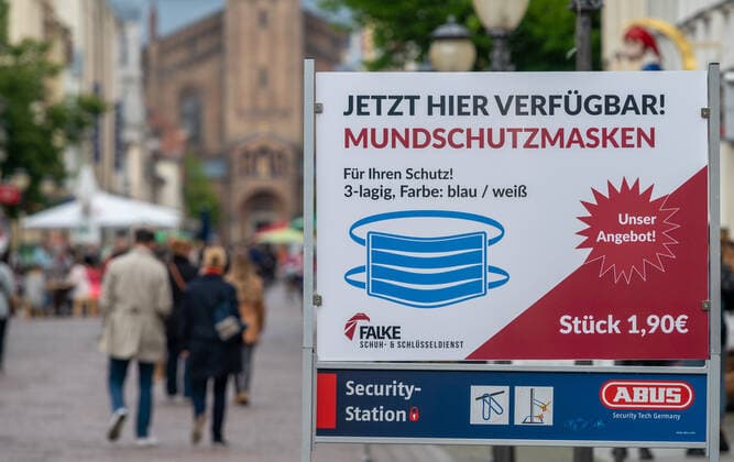 Potsdam Landeshauptstadt Brandenburg 15.05.2020 Wiederöffnung von Restaurants und CafŽs BRANDENBURGER STRASSE Broadway Strassenverkauf Kirche St Peter u Paul Mundschutzmasken Angebot Als PRÄVENTIVMASSNAHME zur Eindämmung von INFEKTIONEN durch das CORONAVIRUS ( COVID -19 ) ...für alle Personen - soweit möglich - ein Mindestabstand von 1,5 Meter copyright camera4 Eberhard Thonfeld 200515Potsdam