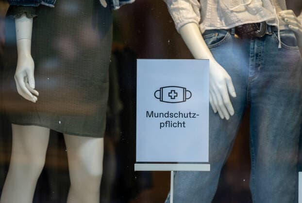 Potsdam Landeshauptstadt Brandenburg 15.05.2020 Wiederöffnung von Restaurants und CafŽs BRANDENBURGER STRASSE Broadway Strassenverkauf Mundschutz Pflicht Mundschutzmasken Als PRÄVENTIVMASSNAHME zur Eindämmung von INFEKTIONEN durch das CORONAVIRUS ( COVID -19 ) ...für alle Personen - soweit möglich - ein Mindestabstand von 1,5 Meter copyright camera4 Eberhard Thonfeld 200515Potsdam