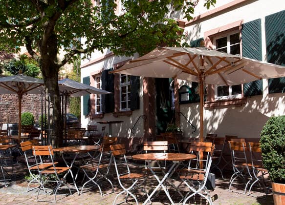IMAGO Creative, Sommer, Schatten-Plätze bei Hitze biergarten *** beer garden gfk-flx