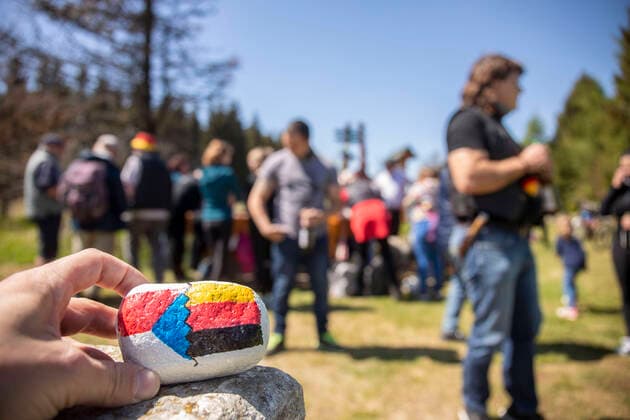 Bilder des Jahres 2020, News 05 Mai News Bilder des Tages 2005016 Treffen. Zahlreiche Menschen aus Deutschland vermissenauch ihre tschechischen Freunde. Daher fand am Samstag gegen 14 Uhr an 10 verschiedenen Punkten in Deutschland ein Grenztreffen statt. So auch am Göhrener Tor nahe der Rauschentalsperre bei Neuhausen Erzg. Ca. 40 Deutsche trafen sich mit einigen tschechischen Freunden. Organisiert wurde das Ganze von Lars Helbig. Er ist im Club der tschechisch-deutschen Partnerschaft. Dabei stellt sich wieder die Frage ob das Treffen einfach so möglich ist. Lars Helbig: Es gibt neutrale Straßen, Orte wo der Grenzstein von Tschechien und Deutschland auseinander stehen und der neutrale Bereich nutzen wir uns zu treffen. Unsere Freunde aus Tschechien haben das geklärt und es sei erlaubt. Auch Vlandan Renak aus Tschechien ist begeistert: Ich finde das einfach Toll...Das soziale Netzwer