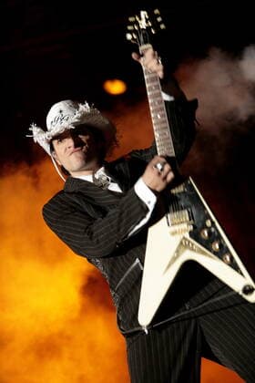 12 Rock Am Ring: Bela B. Y Los Helmstedt, Saenger Bela B Felsenheimer, buergerlich: Dirk Felsenheimer, Schlagzeuger, Songwriter, Schauspieler( z.B. Richy Guitar, Edelwei?piraten), Synchronsprecher (z.B. Clay, Free for All) aus Berlin-Spandau, Steh-Schlagzeuger , Bandmitglied bei Die Aerzte mit Farin Urlaub und Rodrigo Rod Gonzales, Solokuenstler, Solo Artist, Rock, Punk, Ex-Depp Jones Saenger, aktuelle Single: Tag mit Schutzumschlag, aktuelles Album: Bingo, mit Gitarre, hoch Nuerburg Deutschland, Germany *** 12 Rock Am Ring Bela B Y Los Helmstedt, singer Bela B Felsenheimer, bourgeois Dirk Felsenheimer, drummer, songwriter, actors e.g. Richy Guitar, Edelwei pirate, dubbing actors e.g. Clay, Free for All from Berlin Spandau, drummer Copyright: xPOP-EYE Nassx 00098421_00098421