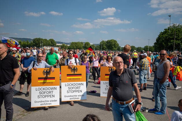 Bilder des Jahres 2020, News 05 Mai News Bilder des Tages Stuttgart Demonstration, Coronavirus, Protest, Beschränkungen, Querdenken, Querdenken0711, 16.05.2020 Lockdown, Demonstration, Coronavirus, Protest, Beschränkungen, Querdenken, Querdenken0711, 16.05.2020, *** Stuttgart demonstration, coronavirus, protest, restrictions, lateral thinking, lateral thinking0711, 16 05 2020 Lockdown, demonstration, coronavirus, protest, restrictions, lateral thinking, lateral thinking0711, 16 05 2020, Copyright: xEibner-Pressefoto SaschaxWaltherx EP_swa