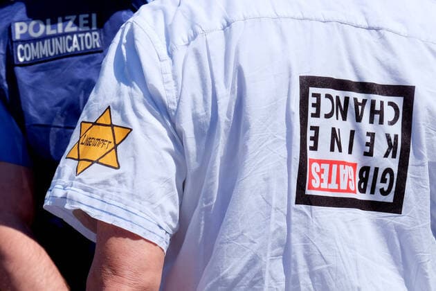 16.05.2020, Frankfurt, DEU Demonstration in der Frankfurter Innenstadt. Ungeimpft steht auf dem Aufkleber am Arm eines Mannes, der versucht hat, sich unter die Teilnehmer einer Demonstration zu mischen, die die Verschwoerungstheorien ueber das Corona Virus ablehnt
