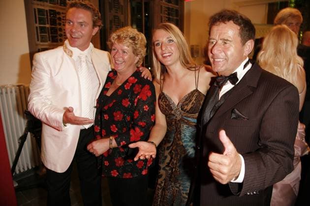 12 Preisverleihung: Stefan Mross und Stefanie Hertel mit ihren Eltern bei Die Goldene Henne 2006 im Berliner Friedrichstadtpalast, Volksmusik, Schlager, Paar, Sängerin, Saengerin, Sänger, Saenger, Eberhard, Roter Teppich, prominent, Promi, Vip, Gala, Party, *** 12 Award ceremony Stefan Mross and Stefanie Hertel with their parents at Die Goldene Henne 2006 in Berlins Friedrichstadtpalast, folk music, Schlager, couple, singer, singer, singer, Eberhard, red carpet, prominent, celebrity, vip, gala, party, Copyright: xPOP-EYE Nassx 00106758_00106758