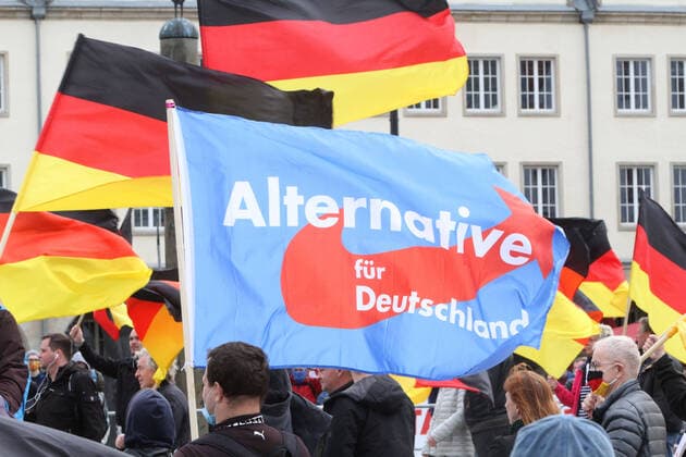 News Bilder des Tages Blick am Sonnabend (16.05.2020) in der Hansestadt Rostock auf eine Mahnwache der Partei Alternative für Deutschland vor dem Hintergrund der Corona-Schutzmaßnahmen. Bei der Veranstaltung brachten verschiedene Teilnehmer ihrer Unmut gegenüber den Einschränkungen durch das Coronavirus zum Ausdruck. Dazu bekundeten sie ihren Standpunkt zu Impfungen gegen Covid-19 und Informierten über ihre Meinung zur Corona Epidemie.