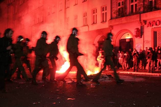 77 Veranstaltung: 1 Mai Berlin Kreuzberg, Randale, Prügelei, Krawall, verhaften, Feuer, Verhaftung, staatsgewalt, Polizei, Polizisten, Demonstranten, Demonstrant, Politik, Demonstration, demo, Gewalt, Berlin Deutschland, Germany *** 77 Event 1 May Berlin Kreuzberg, riot, brawl, riot, arrest, fire, arrest, state violence, police, policemen, demonstrators, demonstrator, politics, demonstration, demo, violence, Berlin Germany, Germany Copyright: xPOP-EYE Gabschx 00126057_00126057