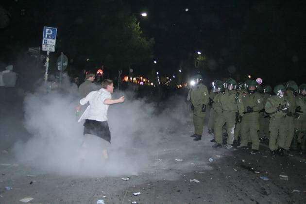77 Veranstaltung: 1 Mai Berlin Kreuzberg, Randale, Prügelei, Krawall, verhaften, Feuer, Verhaftung, staatsgewalt, Polizei, Polizisten, Demonstranten, Demonstrant, Politik, Demonstration, demo, Gewalt, Berlin Deutschland, Germany *** 77 Event 1 May Berlin Kreuzberg, riot, brawl, riot, arrest, fire, arrest, state violence, police, policemen, demonstrators, demonstrator, politics, demonstration, demo, violence, Berlin Germany, Germany Copyright: xPOP-EYE Gabschx 00126059_00126059