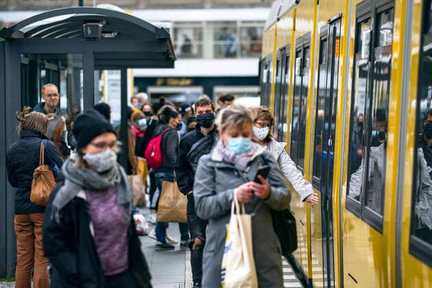 Menschen mit Mundschutzmaske steigen in einem BVG Tram in Berlin am 16. Mai 2020. Coronavirus in Berlin