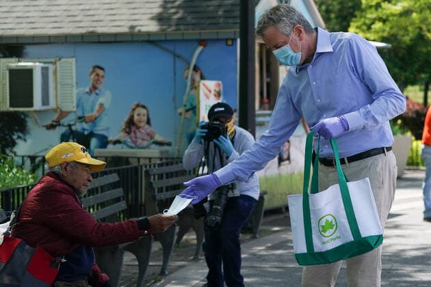 May 16, 2020, New York, NY, USA: New York City Mayor BILL DE BLASIO hands out masks to people in Flushing Meadows Corona Park in the Borough of Queens during the COVID-19 pandemic on May 16, 2020 in New York. New York USA - ZUMAb148 20200516_zap_b148_024 Copyright: xBryanxSmithx