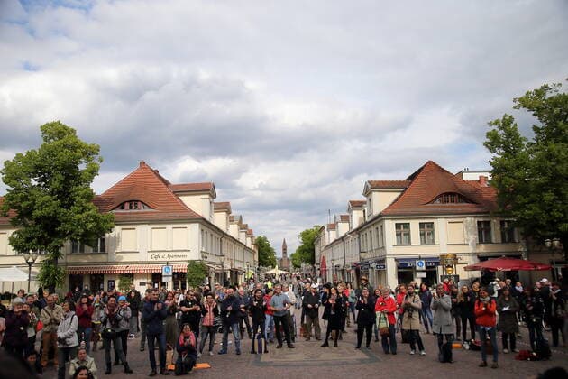 Teilnehmer während einer Demonstration gegen die Beschränkungen wegen des Coronavirus am Brandenburger Tor in Potsdam, 16. Mai 2020. Corona-Demo in Potsdam
