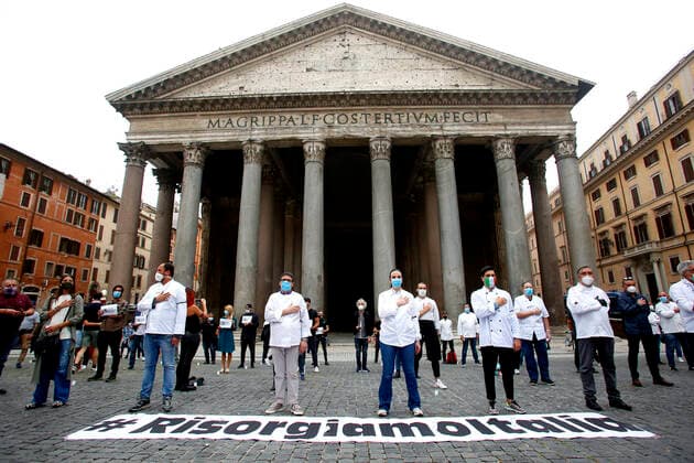 Bilder des Jahres 2020, News 05 Mai News Bilder des Tages Roma May 16th 2020. Demonstration of the Italian restaurateurs belonging the IHN, Italian Hospitality Network against the security provisions issued by Government (social distance) for the re-opening of restaurants and hotels. Photo Samantha Zucchi Insidefoto SamanthaxZucchi