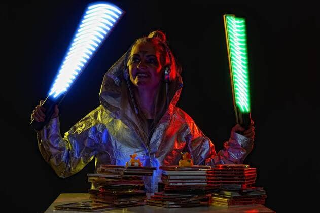 Junge Frau als DJ, Deutschland, Europa Copyright: imageBROKER/JanxWalter ibljaw05778323.jpg