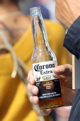Demonstration gegen die Einschränkungen während der Corona Pandemie Demonstranten auf der Münchner Theresienwiese gegen die Corona Einschränkungen Corona Bier auf der Demo, München Bayern Deutschland Thersienwiese