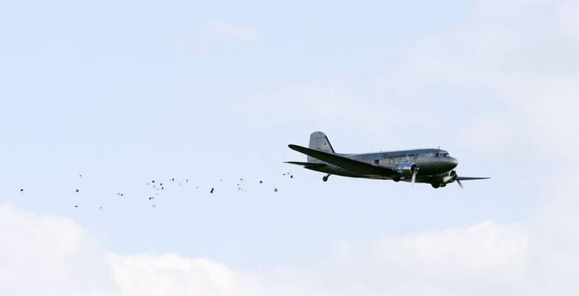 77 Berlin: Rosinenbomber werfen Sueßigkeiten auf Tempelhof ab, Berlin gedenkt mit buntem Programm an das Ende der Blockade der Stadt vor 60 Jahren auf dem Flughafen Tempelhof, Luftbruecke, Berlin Deutschland, Germany *** 77 Berlin raisin bombers drop sweets on Tempelhof, Berlin commemorates the end of the citys blockade 60 years ago at Tempelhof Airport with a colourful programme, Airlift, Berlin Germany, Germany Copyright: xPOP-EYE Gabschx 00189036_00189036