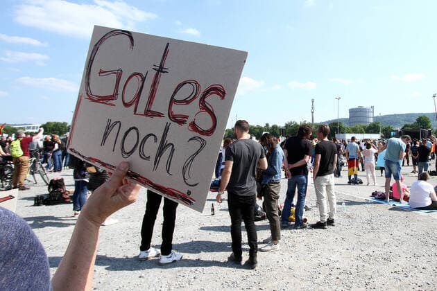 Bilder des Jahres 2020, News 05 Mai News Bilder des Tages Unter dem Motto Querdenken fand auf den Wasen in Bad Cannstatt eine Demonstration und Kundgebung mit 5.000 Teilnehmern, darunter viele Coronaleugner und andere Anhänger diffuser Verschwörungstheorien, gegen Freiheitsbeschränkungen zur Eindämmung der Coronakrise statt, Stuttgart, Baden Württemberg, Deutschland. Demonstrantin hält ein Plakat mit Aufschrift (Bill) Gates noch. *** A demonstration and rally with 5,000 participants, including many corona deniers and other adherents of diffuse conspiracy theories, against restrictions on freedom to contain the corona crisis took place at the Wasen in Bad Cannstatt under the motto lateral thinking .