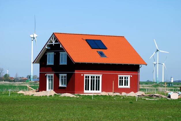 IMAGO Creative: Landleben, Mit Nachhaltigkeit grün auf dem Land leben windrad,landhaus,musterhaus *** pinwheel,cottage,model home hq6-48