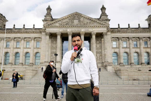 Bilder des Jahres 2020, Entertainment 05 Mai News Bilder des Tages Attila Hildmann bei der Hygienedemo gegen die Coronamaßnahmen der Bundesregierung. Berlin, 16.05.2020 *** Attila Hildmann at the hygiene demonstration against the corona measures of the Federal Government Berlin, 16 05 2020 Foto:xF.xBungertx xFuturexImage