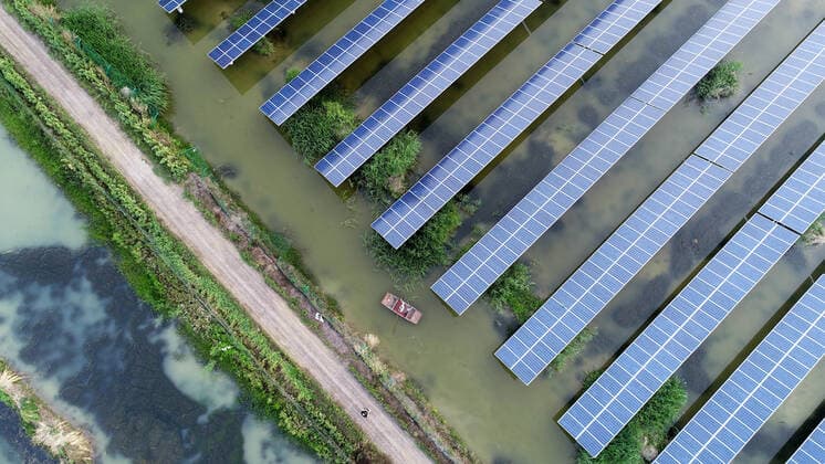 IMAGO Nature: Unsere Erde, Energiequellen, Photovoltaik HUAIAN, CHINA - MAY 16: Aerial view of a fisherman at a fishery-solar hybrid photovoltaic power station on May 16, 2020 in Huaian, Jiangsu Province of China.  Copyright: xVCGx CFP111284230751