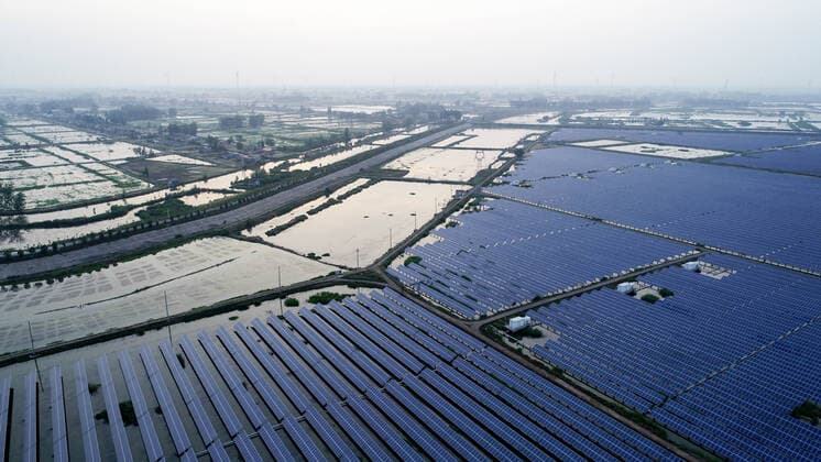 IMAGO Nature: Unsere Erde, Energiequellen, Photovoltaik HUAIAN, CHINA - MAY 16: Aerial view of a fishery-solar hybrid photovoltaic power station on May 16, 2020 in Huaian, Jiangsu Province of China.  Copyright: xVCGx CFP111284230763