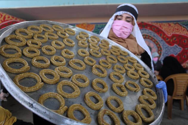 Bilder des Jahres 2020, News 05 Mai May 17, 2020, Rafah, Gaza Strip, Palestinian Territory: Palestinians prepare traditional cookies for distribution to poor families, ahead of the Eid al-Fitr festivities, celebrating the end of the holy Muslim fasting month of Ramadan, in Rafah in the southern of Gaza strip, on May 17, 2020. Eid al-Fitr marks the end of Muslim s holy fasting month of Ramadan when faithfuls abstain from eating, drinking, smoking and sexual activities from dawn to dusk Rafah Palestinian Territory - ZUMAap3_ 20200517_zaf_ap3_071 Copyright: xAshrafxAmrax
