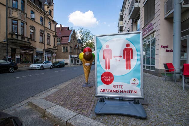 Aufsteller vor einem Eiscafe auf der Chemnitzer Straße in Dresden, mit der Bitte, auch vor dem Eiscafe einen Abstand von zwei Metern einzuhalten.