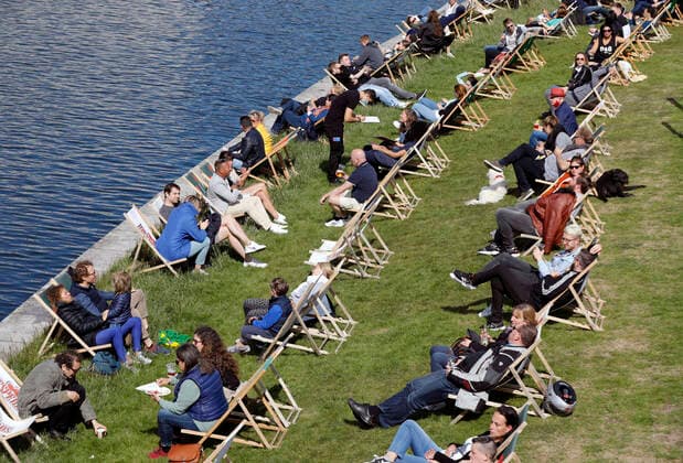 Bilder des Jahres 2020, News 05 Mai News Bilder des Tages Corona - Lockerungen Berlin, DEU, 17.05.2020 - Ein Ober mit Gesichtsmaske bedient Gaeste in einem gut besuchten Cafe an der Spree in Berlin. Deutschland oeffnet sich langsam wieder. Nach dem Lockdown duerfen Geschaefte, Cafes und Restaurants jetzt nach und nach wieder Kunden bedienen. Dabei muessen Gaeste und Bedienung Abstands- und Hygieneregeln einhalten. Berlin Berlin Deutschland *** Corona Loosening Berlin, DEU, 17 05 2020 A waiter with a face mask serves guests in a well-attended cafe on the Spree in Berlin Germany is slowly reopening After the lockdown, shops, cafes and restaurants are now allowed to serve customers again, one by one, and guests and waiters must keep their distance and observe hygiene rules Berlin Berlin Germany