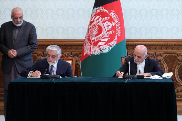 Bilder des Jahres 2020, News 05 Mai News Bilder des Tages (200518) -- KABUL, May 18, 2020 -- Afghan President Mohammad Ashraf Ghani (R) and his political rival Abdullah Abdullah sign an agreement at Afghan Presidential Palace in Kabul, Afghanistan, May 17, 2020. Afghanistan s President Mohammad Ashraf Ghani and his rival Abdullah Abdullah, who also claimed victory in the presidential election, inked an agreement on Sunday to end the political deadlock following last year s presidential election, presidential spokesman Sediq Sediqqi said on Twitter. (Afghan President Palace Handout via Xinhua) AFGHANISTAN-KABUL-POLITICAL DEADLOCL- AGREEMENT ChenxXin 