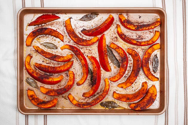 IMAGO Creative: Herbst, Kulinarische Klassiker ofengemüse,kürbisspalten *** oven vegetables,pumpkin gaps jqv-hy9