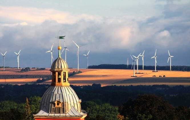 IMAGO Creative: Landleben, Mit Nachhaltigkeit grün auf dem Land leben rathaus,rathausturm,windpark,gotha *** town hall,town hall tower,windpark,gotha k2p-fo9