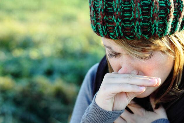junge frau,frau,allergie,erkältung,niesen *** young woman,woman,allergy,cold virus,sneezing k3u-i3,model released, Symbolfoto