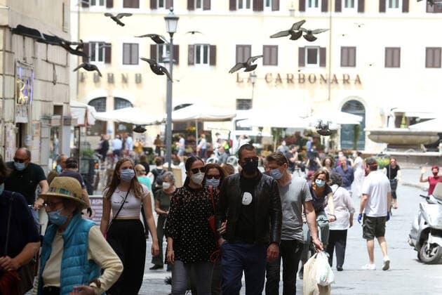 Roma, Italia, 17 maggio 2020: Folla di persone per le strade di Campo Dei Fiori a Roma, nell™ultimo giorno di lockdown dopo quasi 3 mesi di quarantena per causa della pandemia Covid-19.