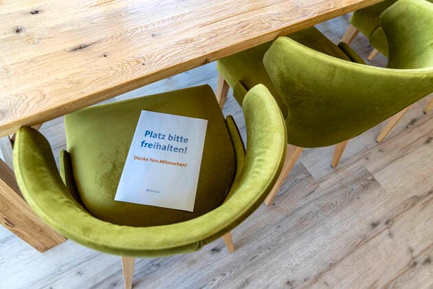 Deutschland, Baden-Württemberg, Böblingen, 18.05.2020: Restaurants und Cafe dürfen unter Auflagen wieder öffnen. Landwirtschaftsminister Peter Hauk (CDU, MdL) stellte zusammen mit dem DEHOGA Gaststätten mit regionalem Angebot in den Mittelpunkt. Baden-Württemberg ist eine anerkannte Genussregion mit einem unverwechselbaren Profil. Der Minister für Ländlichen Raum und Verbraucherschutz besuchte zur Wiedereröffnung der Gastronomie den mit drei Löwen klassifizierten öSchmeck den Süden˜-Betrieb Heilings Gastronomie im Paladion in Böblingen.