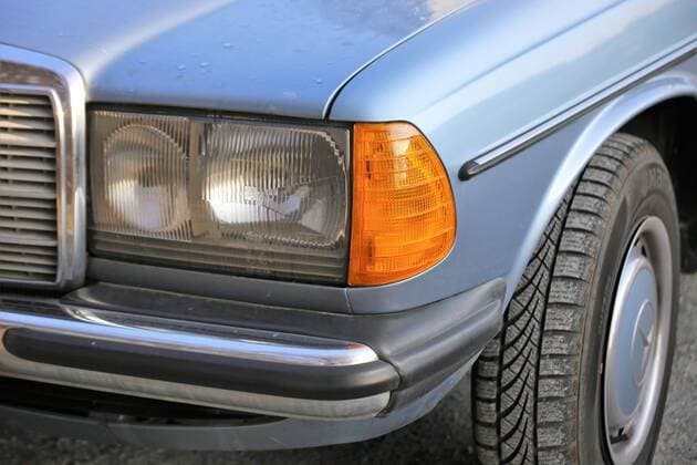 Detailaufnahme von einem Mercedes der legendären W-123-Baureihe