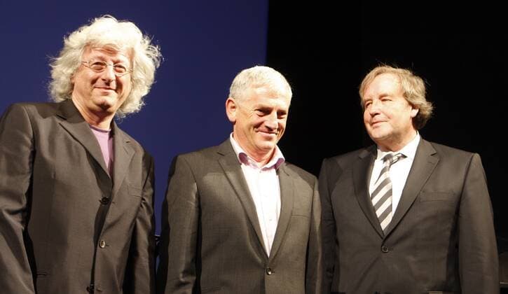 77 VERLEIHUNG DES KLEIST-PREISES 2009, Peter Esterhazy, Arnold Stadler, Prof. Guenter Blamberger, im Berliner Ensemble, Schriftsteller, Essayist, Uebersetzer, Preisverleihung, BE, Berlin Deutschland, Germany *** 77 Reward of the KLEIST PRIZE 2009, Peter Esterhazy, Arnold Stadler, Prof Guenter Blamberger, in the Berliner Ensemble, writer, essayist, translator, award ceremony, BE, Berlin Germany, Germany Copyright: xPOP-EYE Gabschx 00205958_00205958