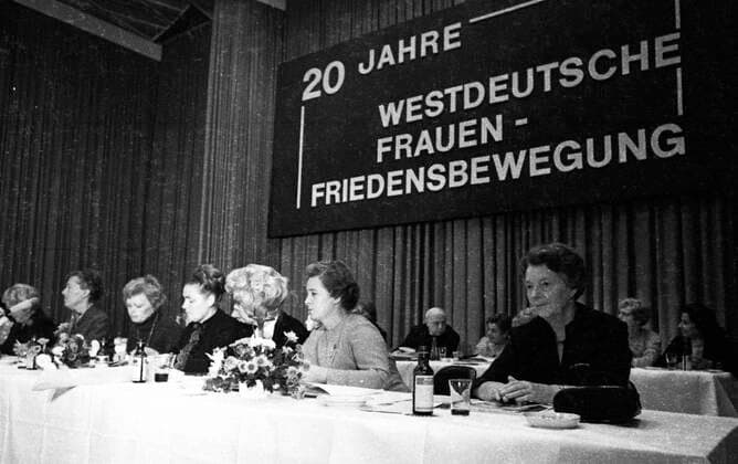 20 Jahre WTTB 1971 in Dortmund DEU, Deutschland, Dortmund: Am 10.10.1971 beging die Westdeutsche Frauenfriedensbewegung (WFFB) in Dortmund ihr 20-jaehriges Bestehen. DEU, Germany, Dortmund: On 10 October 1971 the West German Women s Peace Movement (WFFB) celebrated its 20th anniversary in Dortmund. NRW *** 20 years WTTB 1971 in Dortmund DEU, Germany, Dortmund On 10 10 1971 the West German Womens Peace Movement WFFB celebrated its 20th anniversary in Dortmund DEU, Germany, Dortmund On 10 October 1971 the West German Women s Peace Movement WFFB celebrated its 20th anniversary in Dortmund NRW