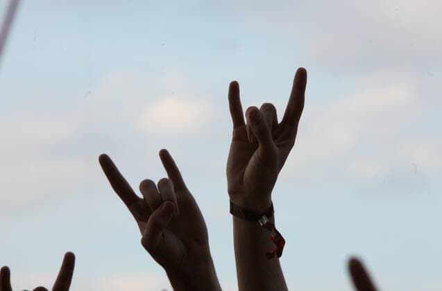 Tag der Musik am 21. Juni 19 Konzert: Stone Sour, Metal Fork, Pommesgabel, Teufelshörner, Teufelsgruß, Corna, mano cornuta, beim Rock am Ring Festival am Nürburgring, Gesang, Rock, Hard Rock, Metal, Musik Nürburgring Deutschland, Germany Copyright: xPOP-EYE Kriemannx 00222221_00222221